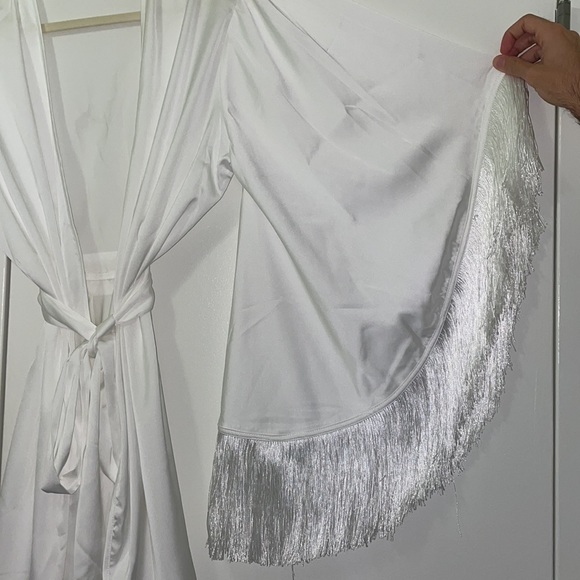 Elegant White Fringe Robe - Picture 3 of 3